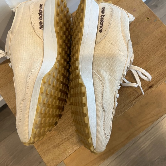 Women’s 9.5 New Balance 327 in color Unbleached. Good used condition. - Picture 4 of 4